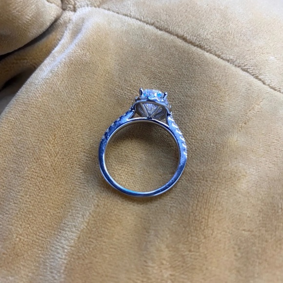 2CT Pear cut genuine engagement ring - Picture 12 of 14